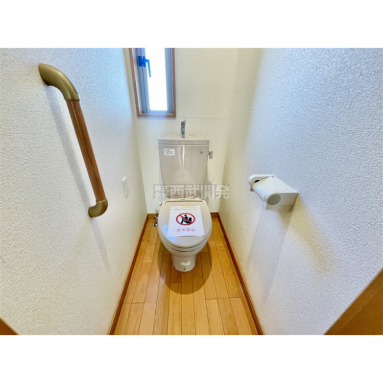 トイレ トイレについた小窓は換気に役立ちます。暗くなりがちな空間も明るくなりますよ。