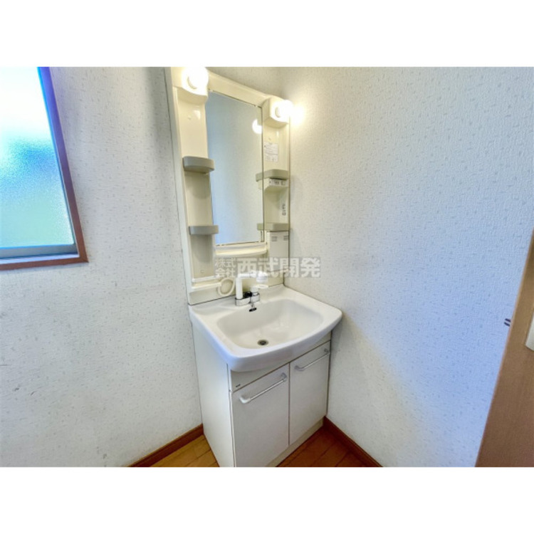 洗面 大きな鏡が付いた洗面化粧台です。