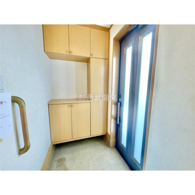 玄関 大きなシューズボックス。中の棚板は可動式なのでブーツや長靴なども楽々収納できます。