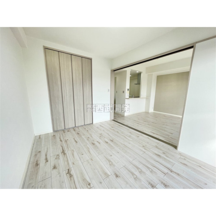 内装 リビングから続く洋室。収納スペースもたっぷりございます