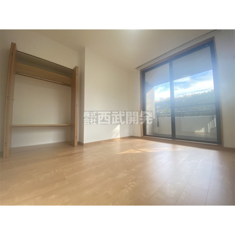 内装 大きな窓が室内にやさしい陽射しを運んでくれます