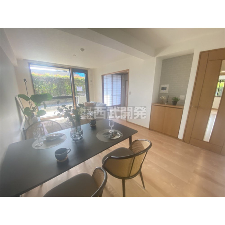 居間 溢れる陽光でご家族の笑顔も輝く