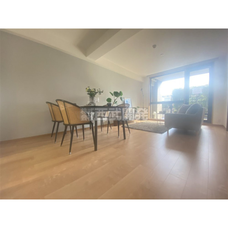 居間 大きな窓からの暖かな日差しが家族を包み込んでくれます