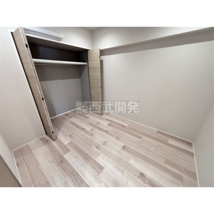 内装 洋服などをすべて収納して室内空間は広々快適