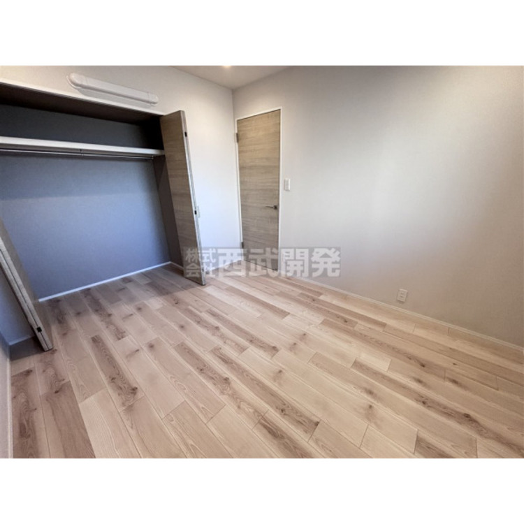 内装 洋服などをすべて収納して室内空間は広々快適