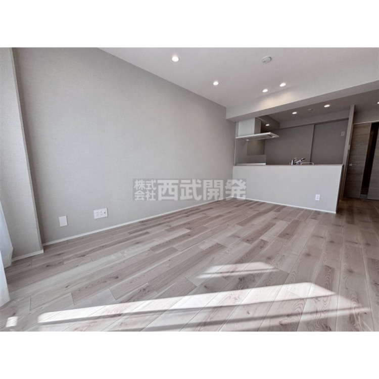 居間 柔らかな光が射し込む家族団らんのＬＤＫ