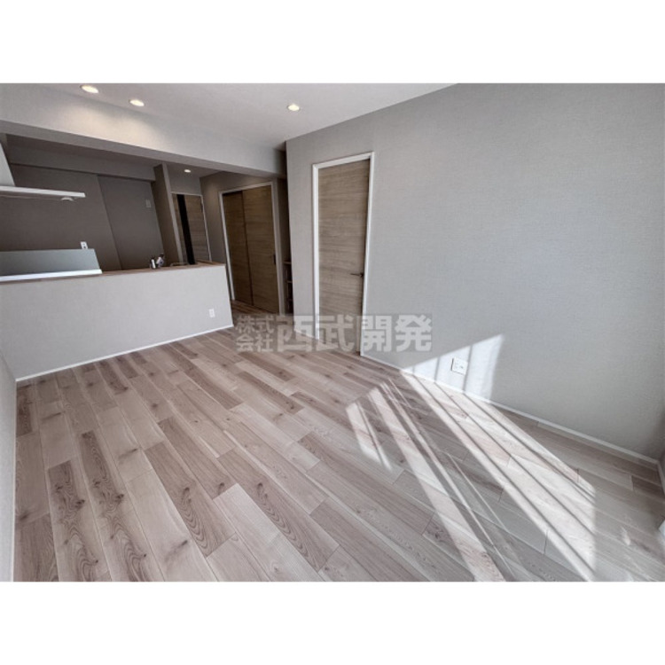 居間 リビングには太陽の光が射し込みます。家族が集まる場所だからこそ、明るい空間作りがかかせません。