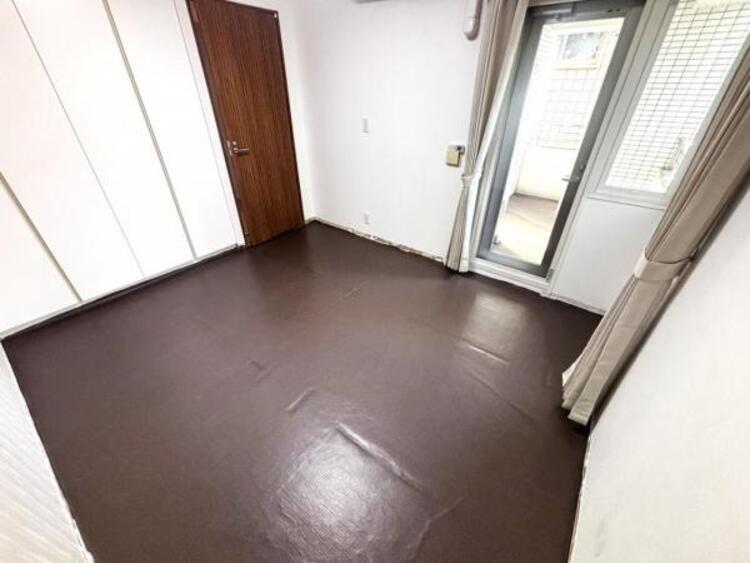 内装 主寝室はクッションフロア仕上げ。張替えやリフォームがしやすい仕様です。