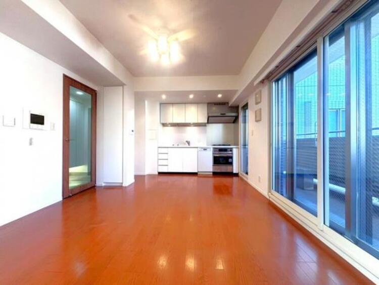 居間 12帖のLDKはガス温水式床暖房であたたかく過ごせる空間です。