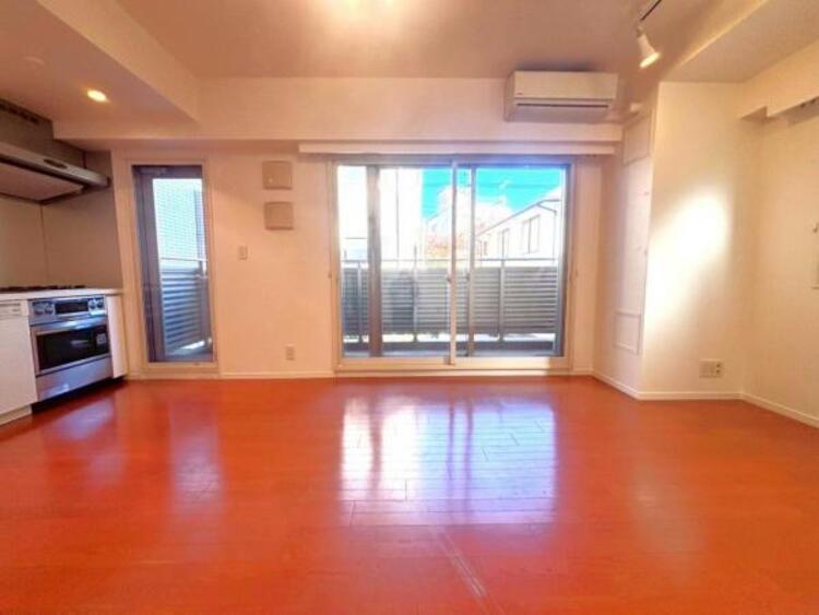 居間 北東角から柔らかな光が差し込む、落ち着きと開放感のあるリビング。