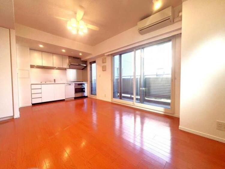 キッチン こだわりのスタイリッシュなキッチンは収納も豊富です。