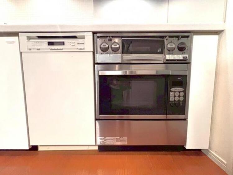 キッチン 食洗機はドイツのミーレ社製です。容量も大きく、家事の負担も減らせます。電子コンベックはお料理好きな方にピッタリです。