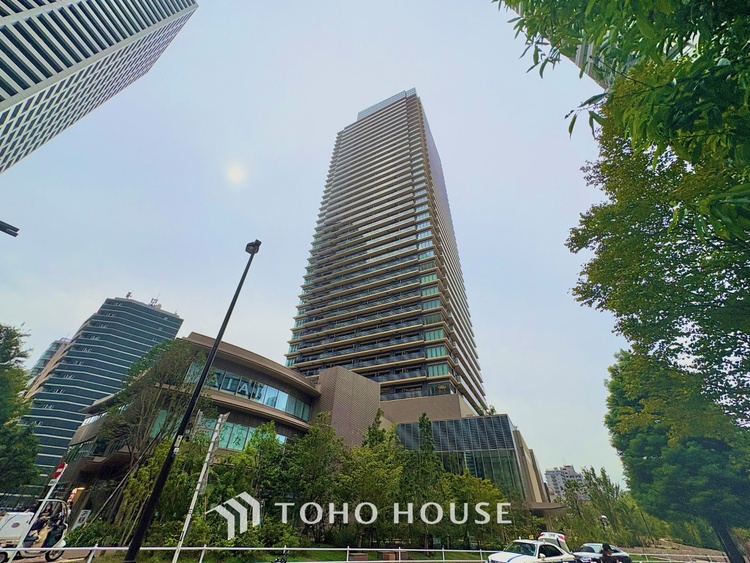 内装 ◆サンサンと◆差し込む太陽の光がこのリビングに笑いをもたらす。