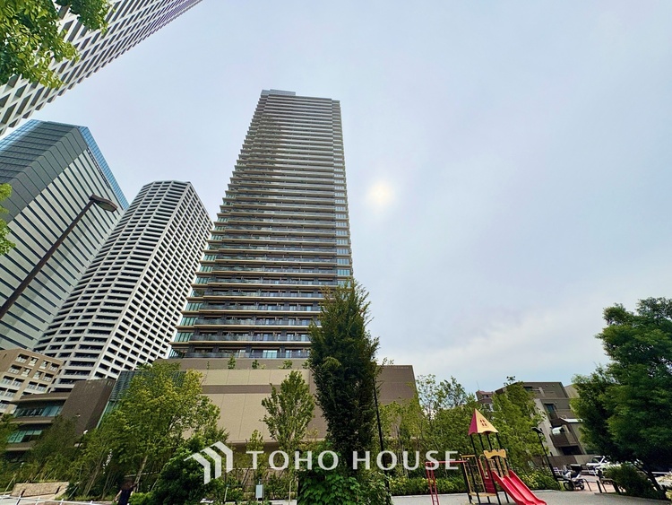 洗面 【Powderroom】広く使い勝手のよい空間と設備で演出。シンプルな使いやすさだけでなくたっぷりの収納力も実現。