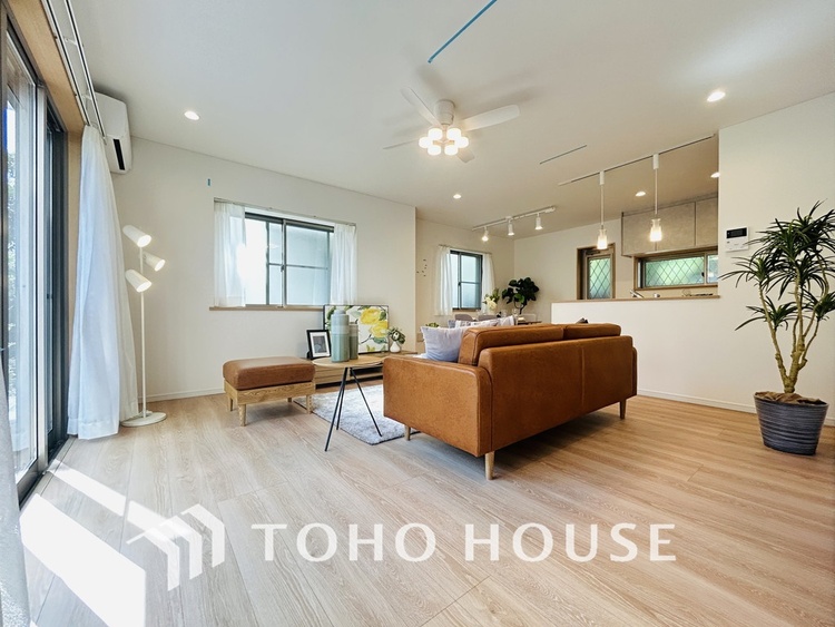 内装 家族みんなが爽やかに過ごせるように、光をたっぷり取り込んだLDK