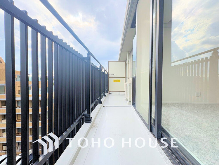 バルコニー 日当たりの良いバルコニーで晴れの日の洗濯物も楽しみになりますね