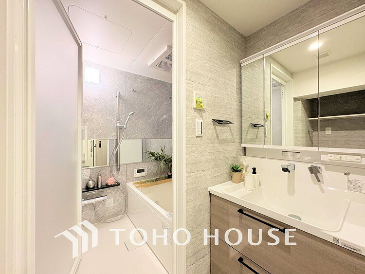 洗面 白を基調とした清潔感のある洗面室で朝の身支度を