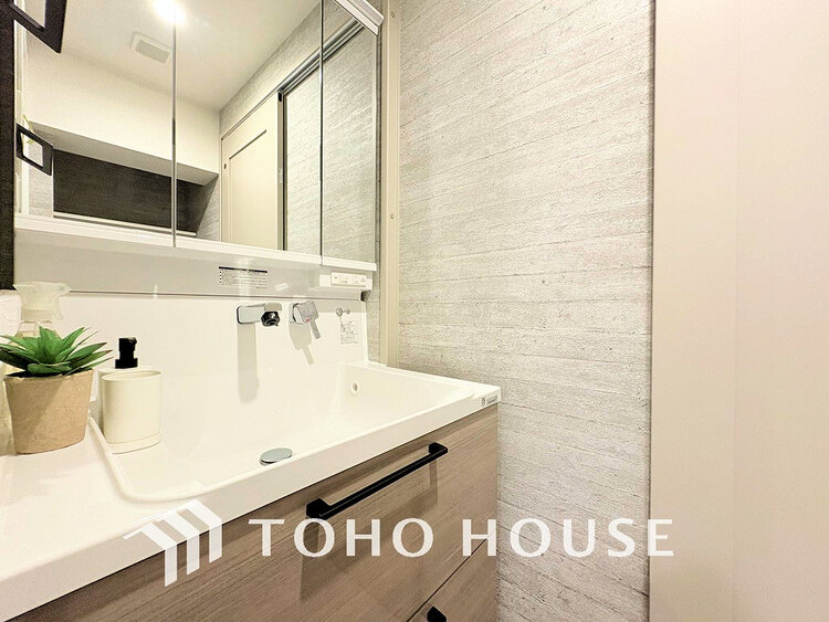 洗面 落ち着きのある色合いでまとめられた洗面室