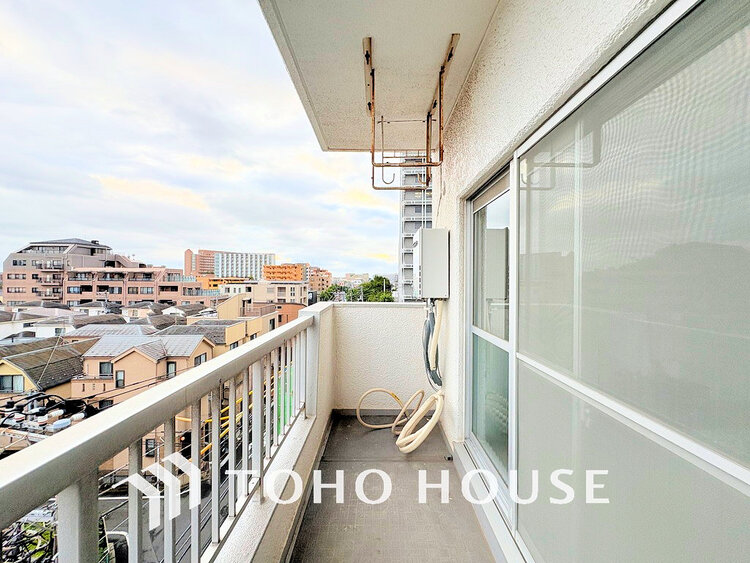 バルコニー 日当たりの良いバルコニーで晴れの日の洗濯物も楽しみになりますね