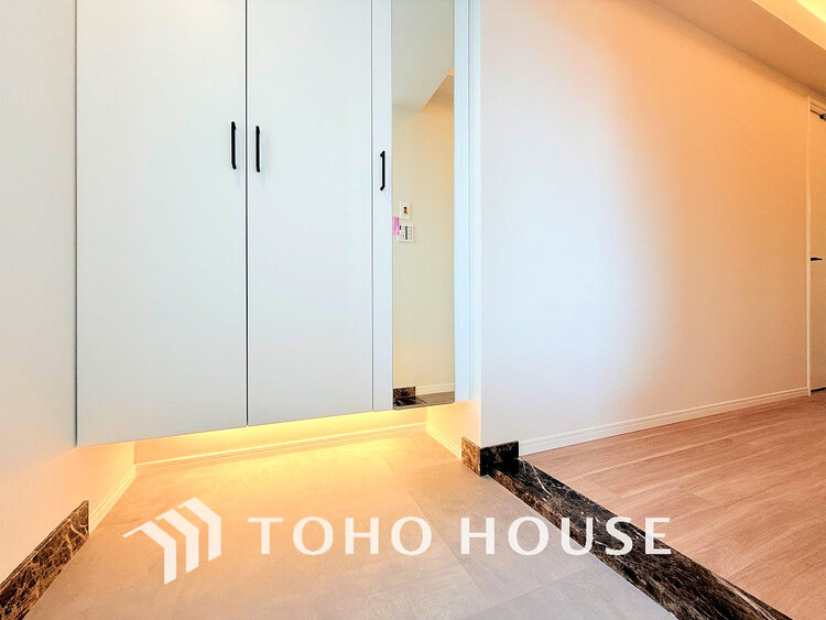 玄関 落ち着いた雰囲気の玄関、家族の帰りを暖かく迎えてくれます