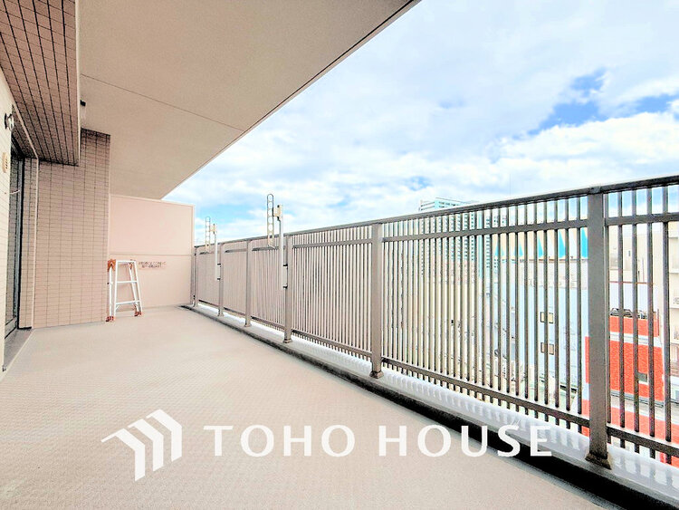 バルコニー 日当たりの良いバルコニーで晴れの日の洗濯物も楽しみになりますね