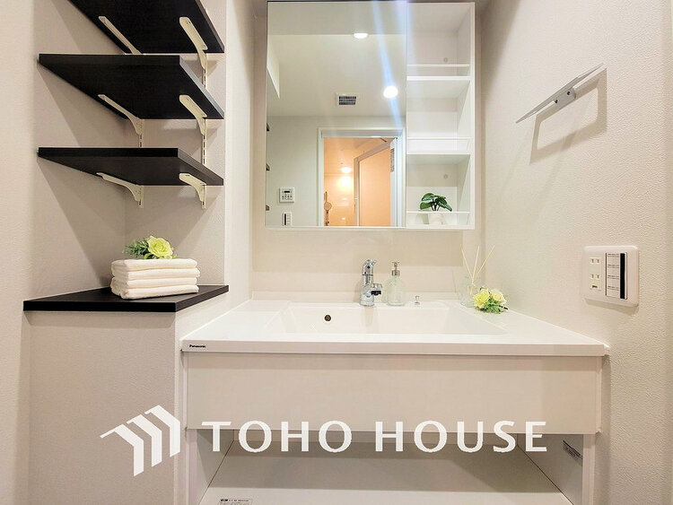 洗面 白を基調とした清潔感のある洗面室で朝の身支度を