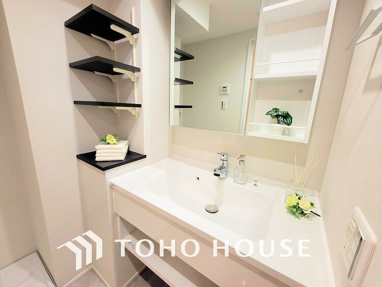 洗面 落ち着きのある色合いでまとめられた洗面室