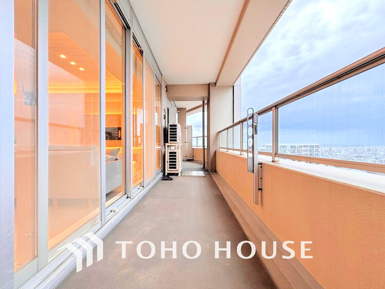 バルコニー 日当たりの良いバルコニーで晴れの日の洗濯物も楽しみになりますね