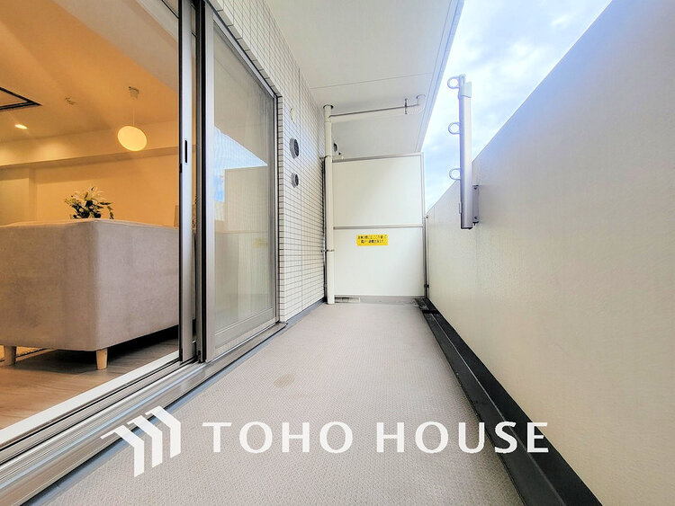 バルコニー 日当たりの良いバルコニーで晴れの日の洗濯物も楽しみになりますね