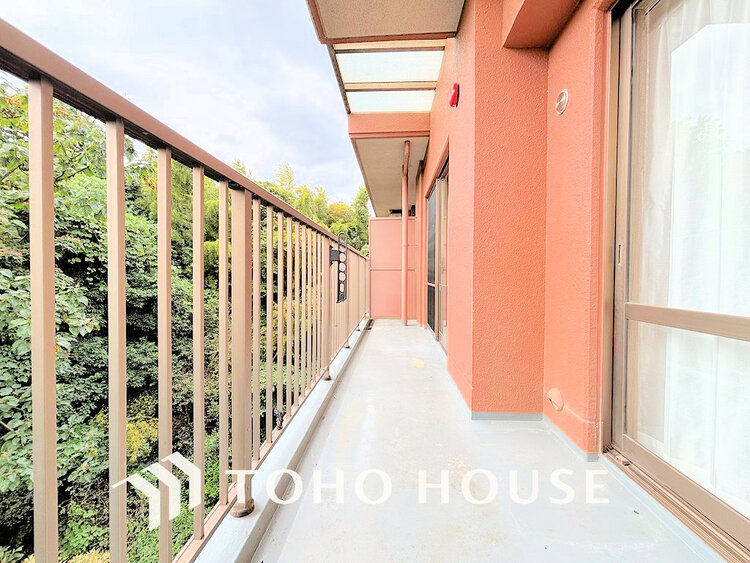 バルコニー 日当たりの良いバルコニーで晴れの日の洗濯物も楽しみになりますね