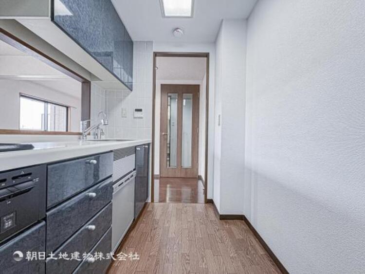 キッチン 【キッチン】広く取られたキッチンスペースはとても便利です。　自由にレイアウトがカスタマイズできます。