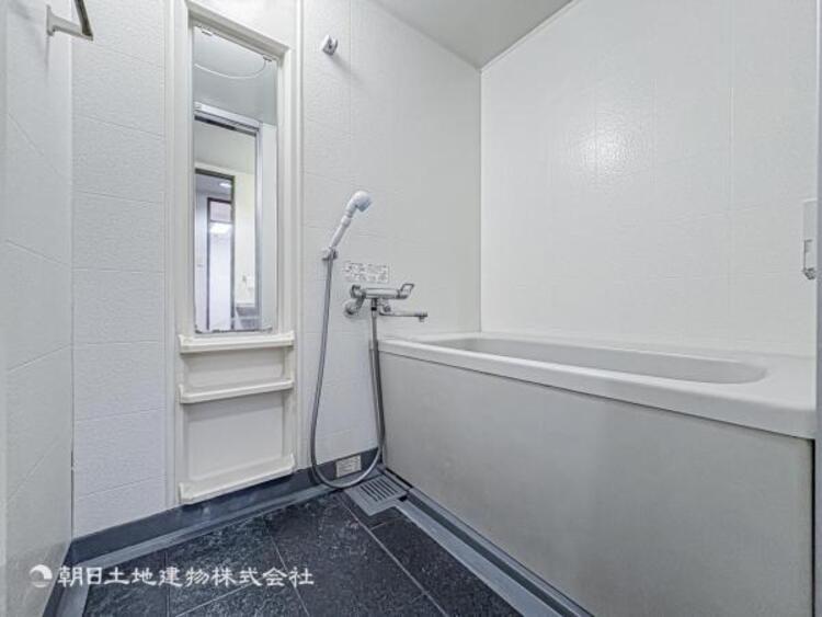 風呂 【浴室】ゆったりと寛げる広々バスで足を伸ばしてリラックス。　最新のユニットバスは設備も充実です。