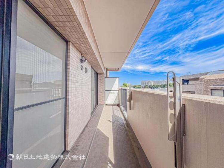 バルコニー 【バルコニー】太陽の光と爽やかな風を受けられるバルコニーです。太陽の匂いを感じられそうです！