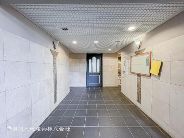 その他 【ロビー】エントランスを潜ると清潔感あるロビーが広がります。