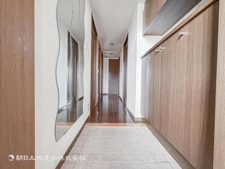 その他 【玄関】多くの人を迎えるから心地のよい空間にしたいですね。　玄関周りをスッキリとできる大容量収納