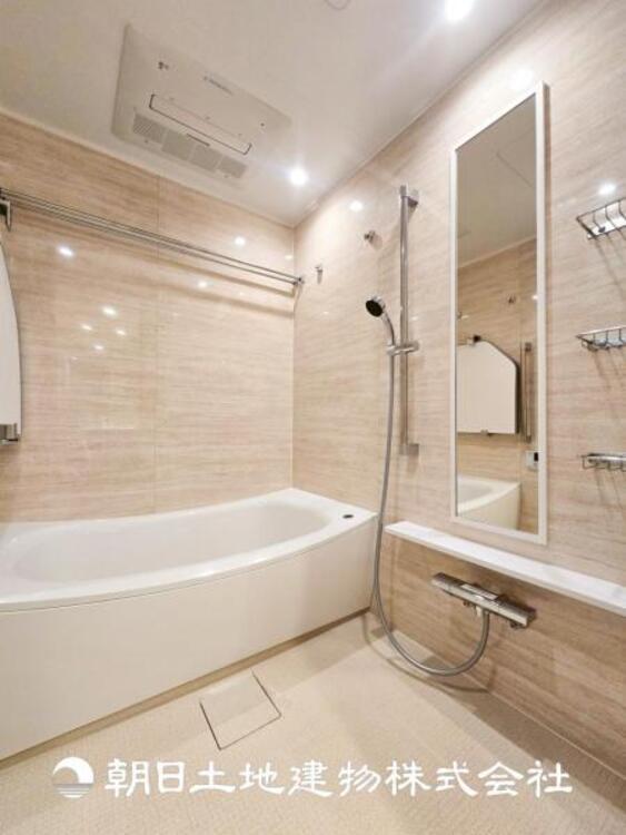 風呂 【浴室】上品な色合いが魅力のバスルームは、ほっと落ち着く空間を作り出しています。広々とした浴槽で体を癒やしながら、疲れを取り除けるような仕様です。お子様と一緒に楽しく入るのもいいですね。