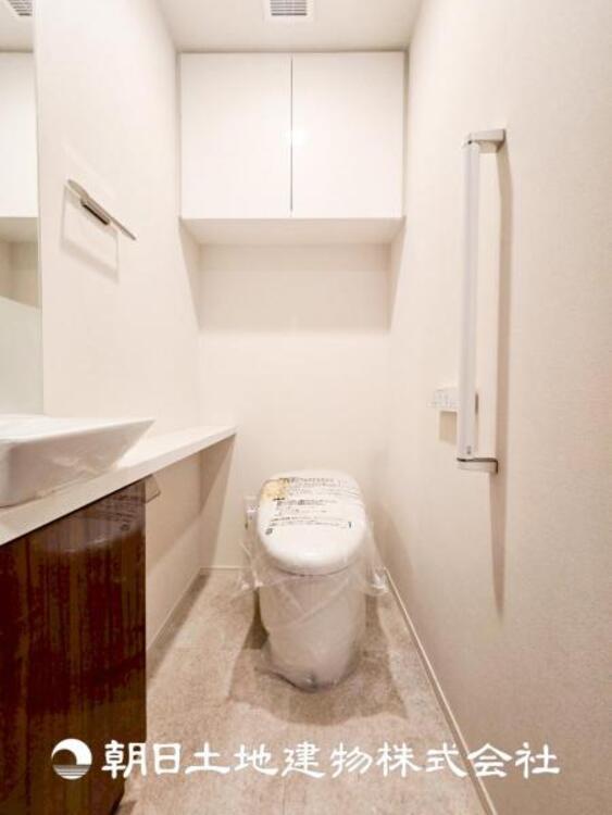 トイレ 【トイレ】家族みんなが毎日使う場所だから。お掃除がしやすい方はいい。いつまでも清潔な空間を保てるように、汚れをふき取り易いフロアと壁紙をチョイス致しました。洗浄便座になっておりますので、とても清潔にご使用いただけます。