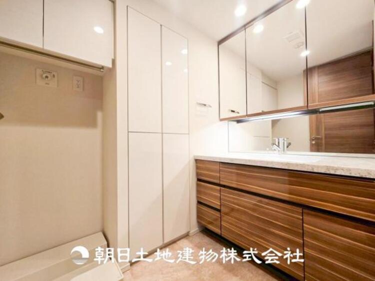 洗面 【洗面化粧台】慌ただしい1日が始まり、充実した1日の終わりを締めくくる洗面所。快適に過ごせることはもちろん、収納や機能性を兼ね備えた洗面化粧台です。快適に過ごせることはもちろん、収納や機能性を兼ね備えた洗面化粧台です。