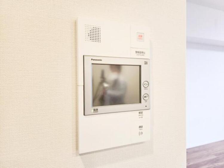設備 【モニター付きインターホン】訪問者の確認が出来るので、セキュリティ対策にも最適のモニター付きインターホン。