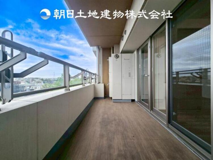 バルコニー 【バルコニー】太陽に愛された家。陽当り・通風に優れた魅力的で快適さを追求した住宅です。ここに住むからこそ意味がある。そんな特別感に浸りながら、毎日をお過ごし下さい。