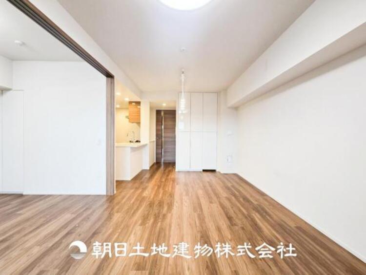 その他 【リビング】開放的で明るい空間が広がるLDK。リビングには暖かな太陽が降り注ぎ、爽やかな住空間です。お友達を呼んでお茶をしたり、一緒に料理を楽しみながら楽しい時間を。