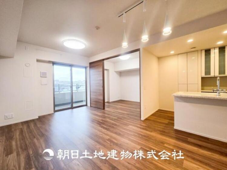 その他 【ダイニング】温かい色合いのフローリングと清々しい爽やかなクロスが明るい空間を創り出しているダイニングキッチン。ゆっくりと過ごす空間に相応しく、ここで楽しむ時間が家族や友人との絆をより深めてくれそうで