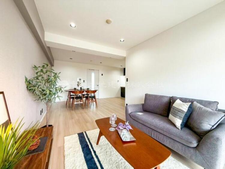 居間 お天気が晴れの日は照明をつけなくても充分明るいリビングです！