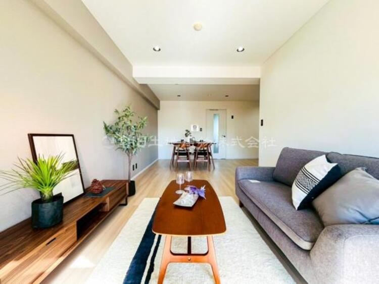 居間 リビングにあふれる採光と心地よい風のつどう調和された空間！！