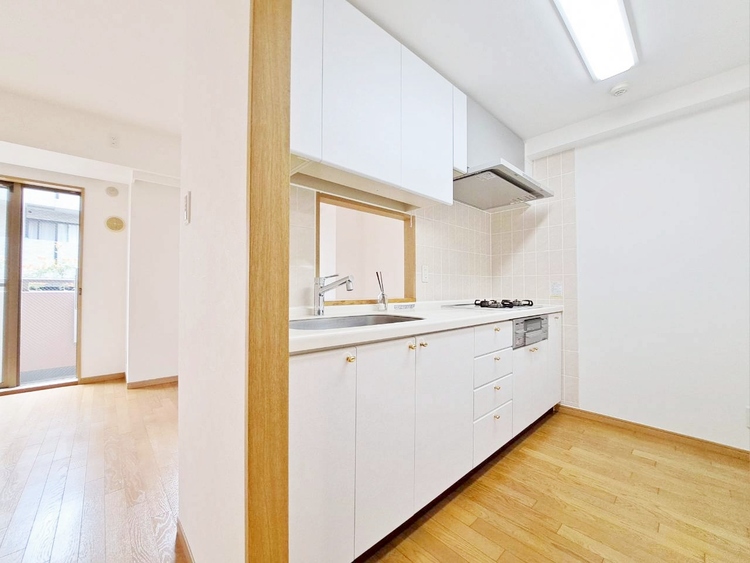 キッチン スマートな意匠と充実の機能を備えたキッチンが、暮らしにおいしい彩りを添えます。