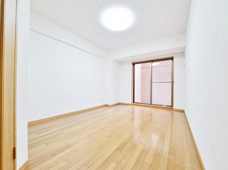 寝室 ベッドも十分に設置するスペースがあります。