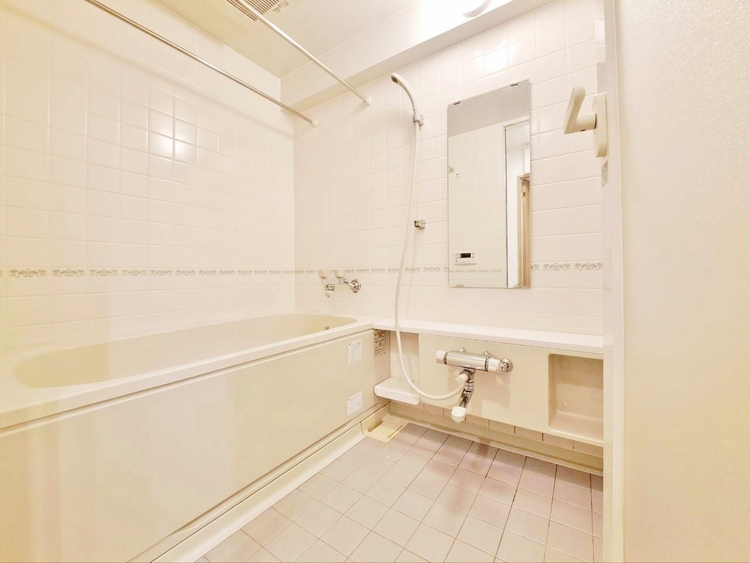 風呂 一日の疲れを癒すバスルームは、心地よいリラックスを叶える清潔感溢れる空間です。