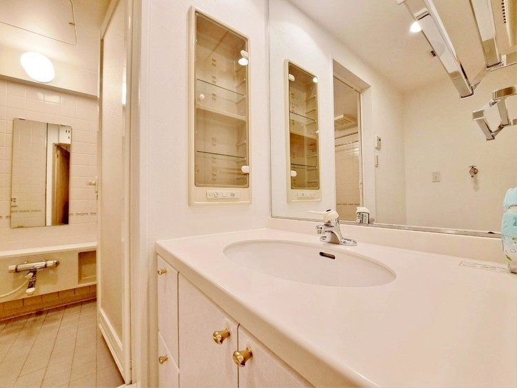 洗面 何かと物が増える場所だからこそ、スッキリと見映えの良い空間に。