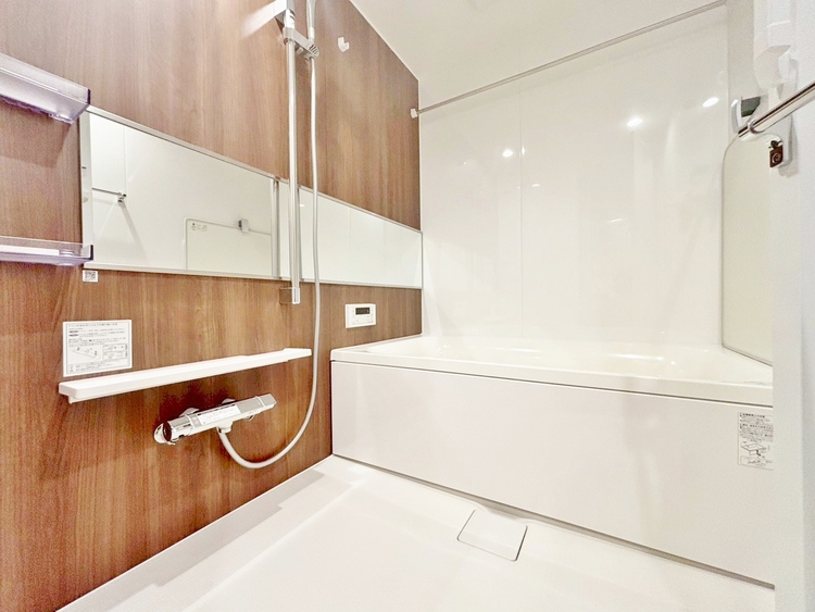 風呂 一日の疲れを癒すバスルームは、心地よいリラックスを叶える清潔感溢れる空間です。