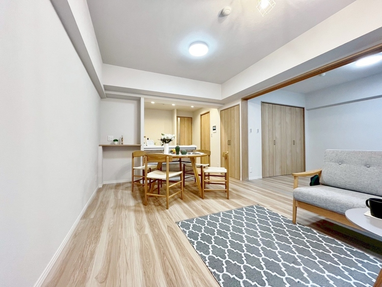 居間 忙しく過ぎゆく日常を置き去るほど、ゆったりした時間が流れるリビング。